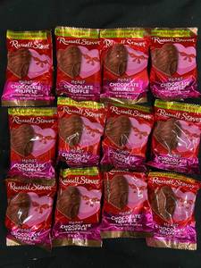 lot 35 image: UU1 - Set of 12 Russell Stover Heart Chocolate Truffles