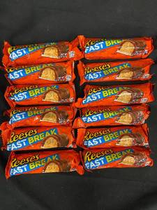 lot 40 image: YY1 - 10 Reeses Fast Break Candy Bars