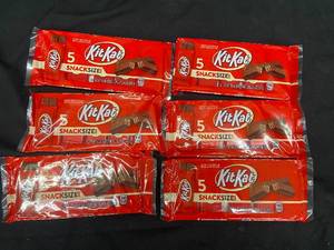 lot 74 image: CC2 - Set of 5 KitKat Snack Size Packs
