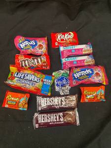 lot 90 image: KK2 - Assorted Candy Collection Featuring Hersheys, Reeses, and More