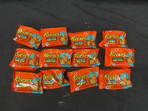 lot 93 image: KK2 - Set of 11 Reeses Caramel Big Cups