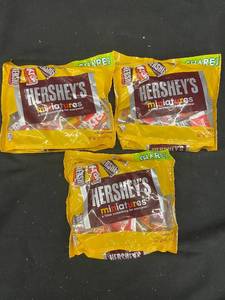 lot 107 image: LL2 - Lot of 3 Hersheys Miniatures Share Bags with Best By Date Dec 2024