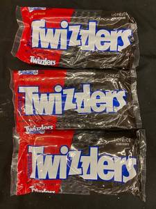 lot 121 image: OO2 - Pack of 3 Twizzlers Licorice Candy
