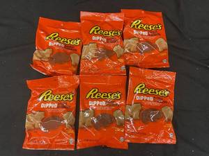 lot 137 image: VV2 - Set of 6 Reeses Dipped Animal Crackers