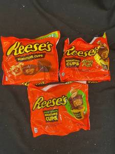 lot 146 image: VV2 - Lot of 3 Reeses Miniature Cups with Reeses Puffs