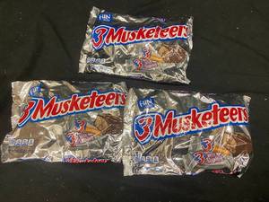 lot 162 image: YY2 - Lot of 3 Fun Size Packs 3 Musketeers Chocolate Bars
