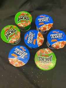 lot 172 image: EE3 - Collection of 8 Kelloggs Cereal Cups Frosted Flakes and Apple Jacks