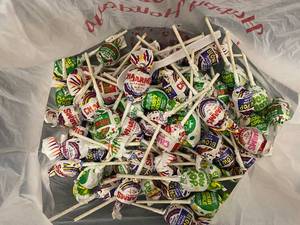 lot 174 image: EE3 - Assorted Charm Blow Pops in a Bag