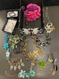 lot 14 image: Lot of Fashion Jewelry Necklaces and Bracelets in Decorative Box