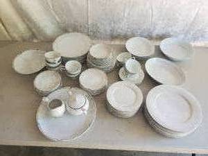 lot 25 image: 2 Sets of Table china  Simplicity and Royalton