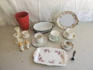 lot 31 image: Lot of Antique Tea Cups and beautiful Tableware