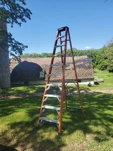 lot 34 image: Husky 10 Foot Fiberglass Step Ladder