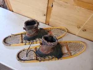 lot 121 image: Field n Forest Vintage Snow Shoes with Size 10 Boots