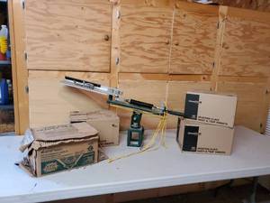 lot 123 image: Heavy Duty Sporting Clay Thrower with 4 Boxes of Sporting Clays