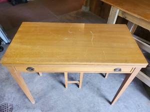 lot 143 image: Mid Modern Expandable Side Table 30 Tall