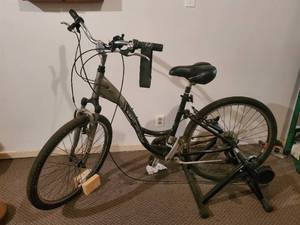 lot 146 image: Trek 100 Womens Bike with Stationary Bike Attachment