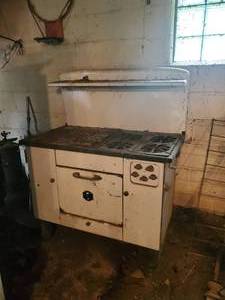lot 182 image: Antique American Stove company Quick Meal Porcelain stove