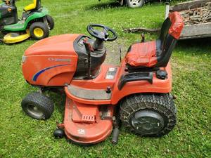 lot 203 image: Simplicity 22 HP Conquest Lawn Tractor