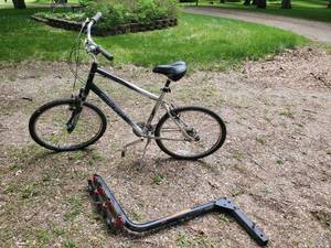 lot 208 image: Trek Navigator 100 Mens Bike with Tow Hitch Bike Back Rack