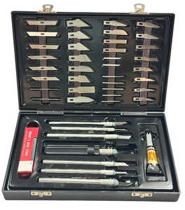 lot 155 image: Deluxe Hobby Razor Blade Set