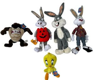 lot 232 image: Vintage 90s Looney Tunes Plush Dolls - Tweety, Bugs Bunny, Wil e Coyote, Taz