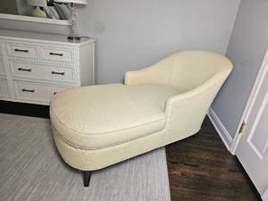 lot 43 image: Charming Cream Upholstered Chaise from Liz Claiborne
