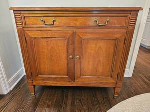 lot 21 image: Kindel Furniture French Regency Server