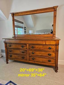 lot 30 image: American Heritage 7 Drawer   Vanity Dresser
