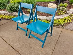 lot 90 image: Vibrant Blue Folding Chairs