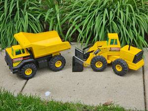 lot 91 image: Tonka Construction Stand Box Toys