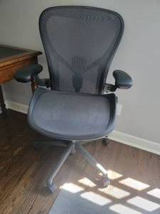 lot 29 image: Herman Miller Ergonomic Office Chair