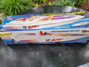 lot 107 image: Raxxas Blast RC Boat Model 3810
