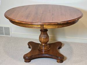 lot 8 image: Elegant Nichols& Stone Round Dining Table - 150th Anniversary Collection