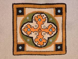 lot 126 image: Vintage Latch-Hook Cross Area Mat