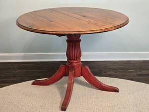 lot 7 image: Stylish Farmhouse Chic Round Dining Table