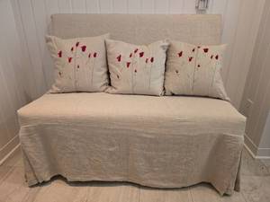 lot 59 image: Delightful Slip Cover Bench with Rose Decorated Throw Pillows