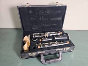 lot 33 image: Leblanc Model 7214 Soprano Clarinet