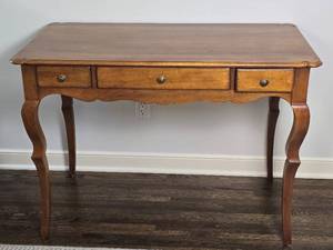 lot 26 image: Beautiful Henredon Writing Desk