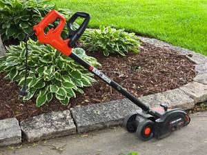 lot 98 image: Black & Decker Lawn Edger - LE750