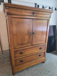 lot 57 image: Beautiful Farmhouse Chic Entertainment Cabinet
