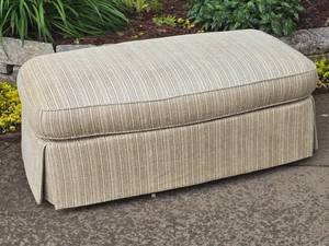 lot 111 image: Lovely Plush Upholstered Ottoman