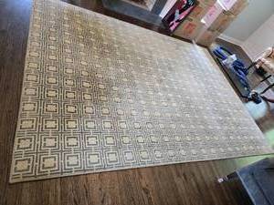 lot 83C image: Striking Blue  Beige Courtyard Pattern Area Rug - 8 x 11