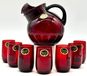 lot 1 image: Royal Ruby Anchor Hocking Glass Set with Pitcher and 7 Tumblers