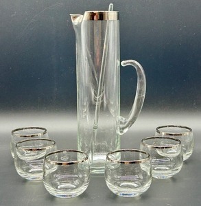 lot 6 image: Elegant Dorothy Thorpe Clear Glass Pitcher with Stirrer and Set of 6 Matching Tumblers