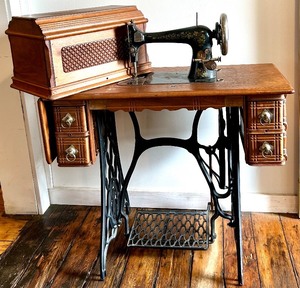 lot 37 image: Antique Singer Treadle Sewing Machine with Wooden Cabinet
