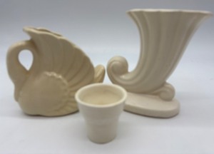 lot 69 image: Set of 3 Vintage Cream Ceramic Bud Vases including Red Wing Pottery