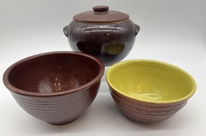 lot 74 image: Set of 3 Vintage USA Pottery Bean Pot with 2 Mixing Bowls