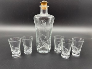 lot 98 image: Vintage Skiing Theme Etched Norwegian Glass Decanter Set with 5 Shot Glasses
