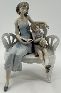 lot 234 image: Lladro Porcelain Figurine A Special Moment - Mother and Daughter