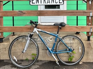lot 270 image: Mens Trek Hybrid Bike with Bontrager Features